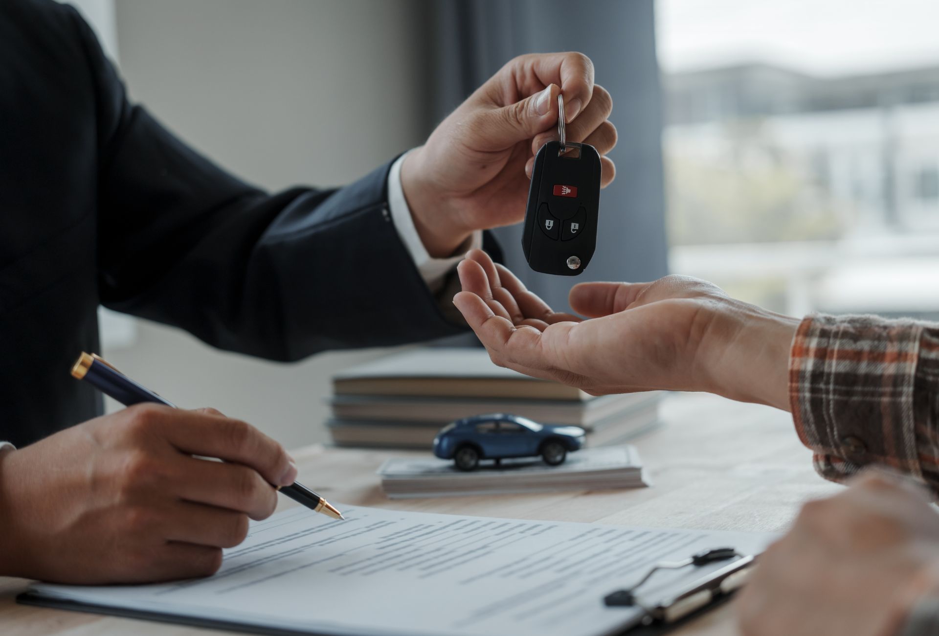 En este artículo aprenderemos sobre las diferencias entre crédito automotriz y leasing vehicular.