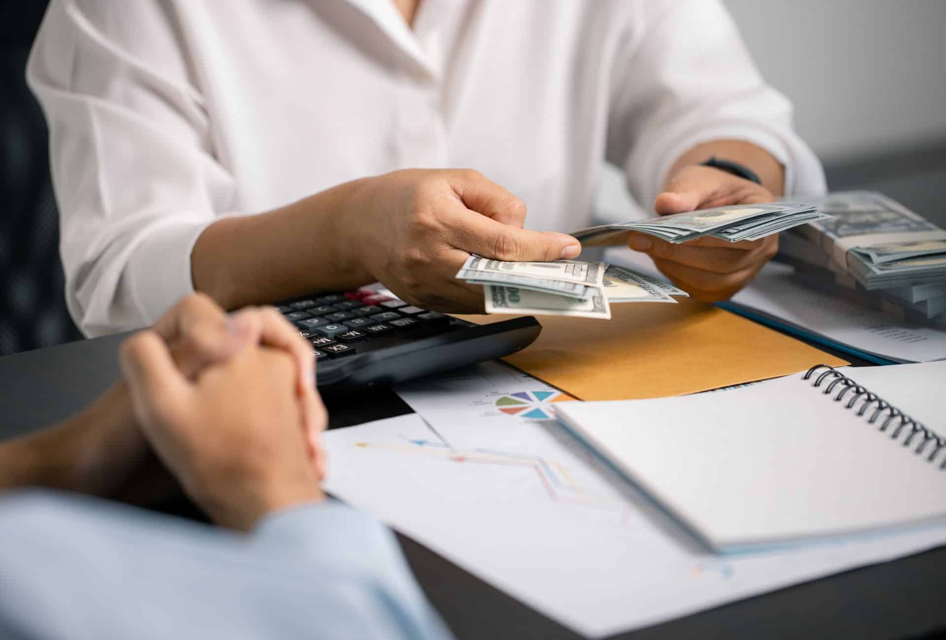 Aprende qué es el capital circulante de una empresa, su definición y cómo calcularlo para garantizar la liquidez y salud financiera de tu negocio.